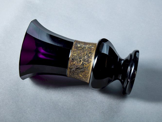 Vase ancien signé Moser Karlsbad – Verre améthyste & frise dorée Art Déco – Guerriers antiques