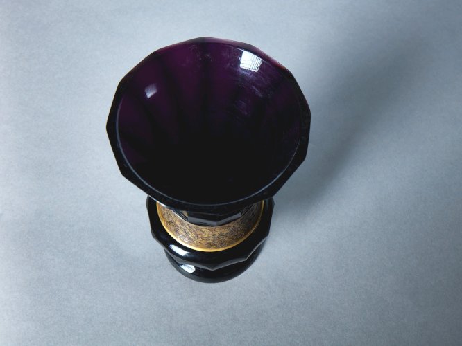 Vase ancien signé Moser Karlsbad – Verre améthyste & frise dorée Art Déco – Guerriers antiques