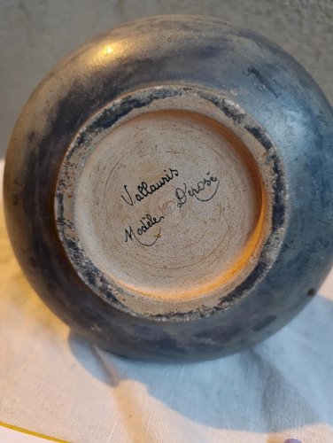 vase ancien vallauris  à decor floral signé en etat correct