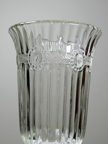 Vase ancien verre moulé XIX-XXe 1890-1900 sur pied