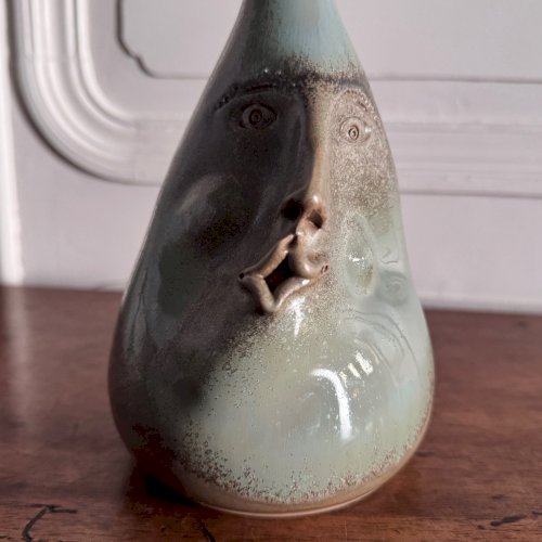 Vase anthropomorphe Korukcu Adnan grès émaillé représentant un visage M3718