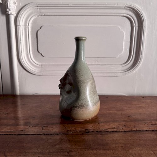 Vase anthropomorphe Korukcu Adnan grès émaillé représentant un visage M3718