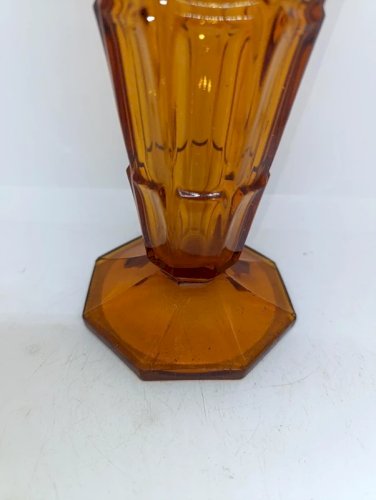 vase art deco couleur ambre en verre presse moule en bon etat