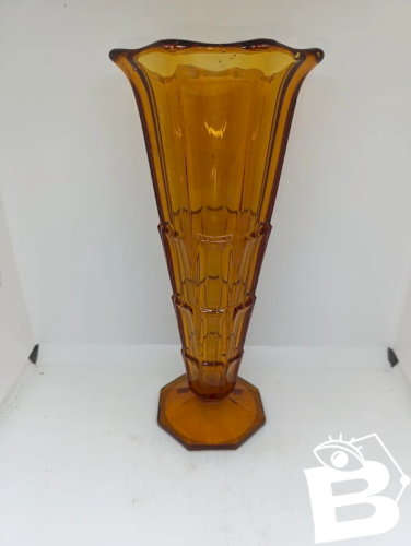 vase art deco couleur ambre en verre presse moule en bon etat