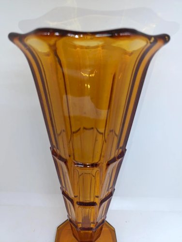 vase art deco couleur ambre en verre presse moule en bon etat