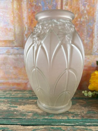 Vase art déco en verre moulé décor fleur