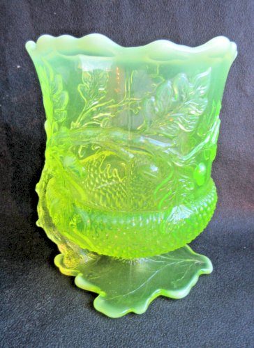 Vase Art Déco, Gland sur feuille de chêne, verre jaune ouraline, réagit aux UV