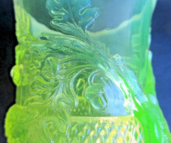 Vase Art Déco, Gland sur feuille de chêne, verre jaune ouraline, réagit aux UV