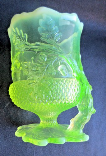 Vase Art Déco, Gland sur feuille de chêne, verre jaune ouraline, réagit aux UV