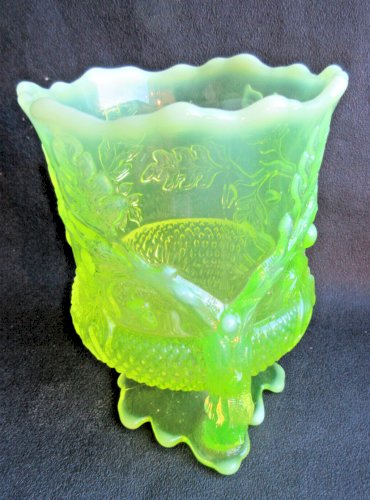 Vase Art Déco, Gland sur feuille de chêne, verre jaune ouraline, réagit aux UV