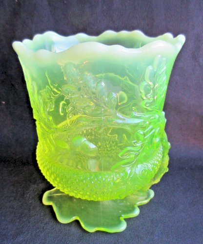 Vase Art Déco, Gland sur feuille de chêne, verre jaune ouraline, réagit aux UV