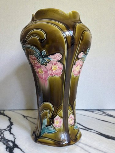 Vase Art Nouveau en barbotine