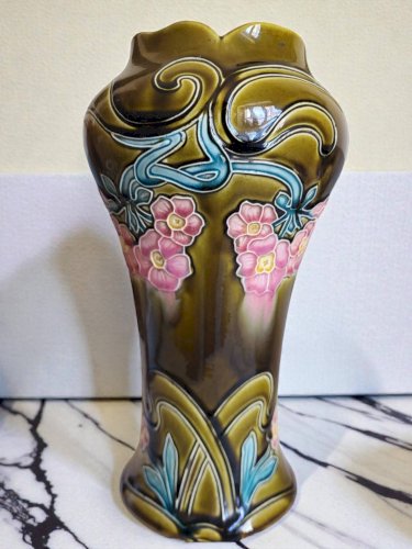 Vase Art Nouveau en barbotine