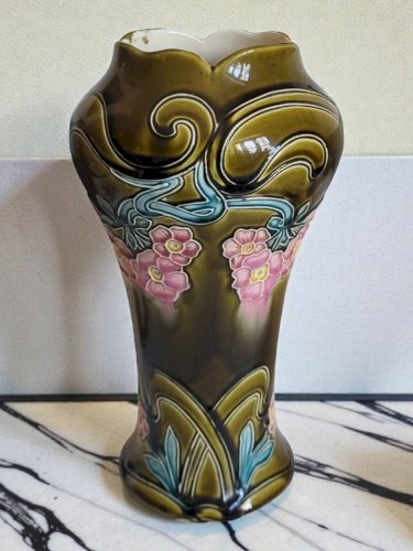 Vase Art Nouveau en barbotine