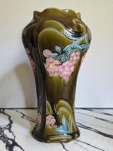 Vase Art Nouveau en barbotine