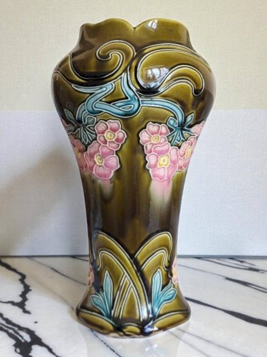 Vase Art Nouveau en barbotine