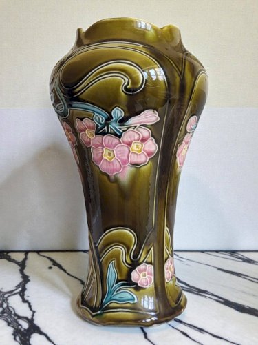 Vase Art Nouveau en barbotine