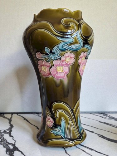 Vase Art Nouveau en barbotine