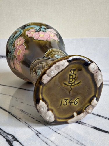 Vase Art Nouveau en barbotine