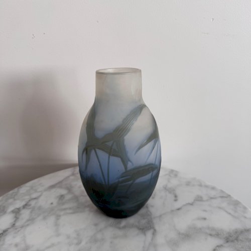 Vase Art Nouveau par Gallé en pâte de verre dégagée à l'acide végétation M3683