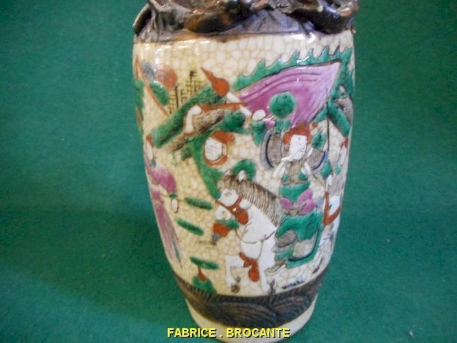 VASE ASIATIQUE ANCIEN DECOR CAVALIERS