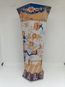 Asian vase in Imari style in good condition.