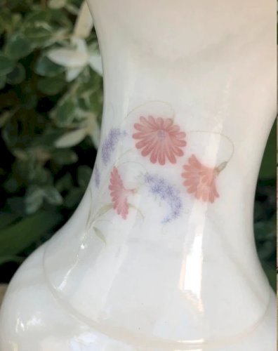 Vase blanc motifs fleurs en Albâtre