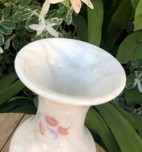 Vase blanc motifs fleurs en Albâtre
