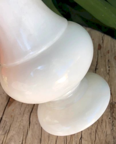 Vase blanc motifs fleurs en Albâtre
