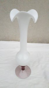 Vase blanc sur pied