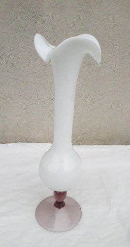 Vase blanc sur pied