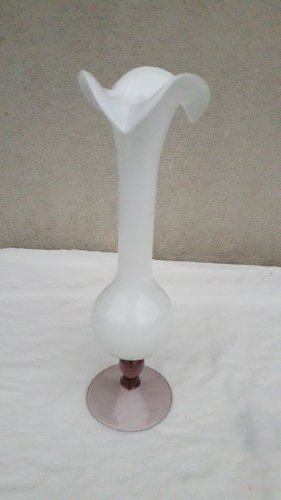 Vase blanc sur pied