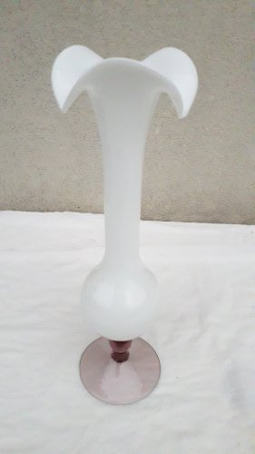 Vase blanc sur pied
