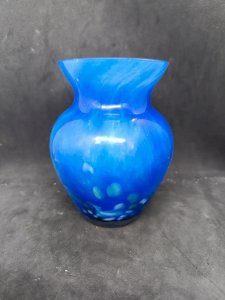 vase bleu en verre à incrustation coloré signé Sony en bon etat