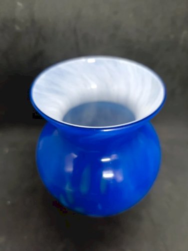 vase bleu en verre à incrustation coloré signé Sony en bon etat
