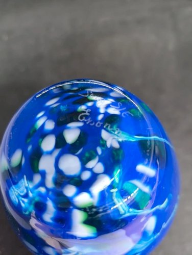 vase bleu en verre à incrustation coloré signé Sony en bon etat