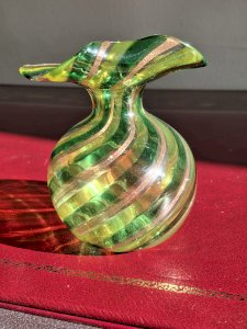 Ball vase with ruffled flower in blown glass from Murano, height 10.8 cm, green and aventurine.
