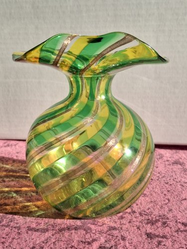 Vase boule à corolle ourlée en verre soufflé de Murano hauteur 10,8 cm, vert et aventurine