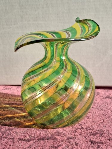 Vase boule à corolle ourlée en verre soufflé de Murano hauteur 10,8 cm, vert et aventurine