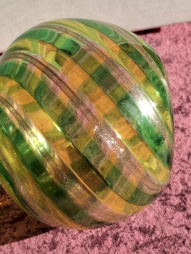 Vase boule à corolle ourlée en verre soufflé de Murano hauteur 10,8 cm, vert et aventurine