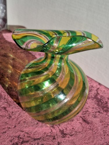 Vase boule à corolle ourlée en verre soufflé de Murano hauteur 10,8 cm, vert et aventurine
