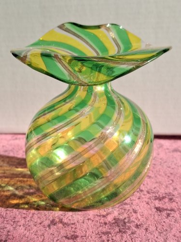 Vase boule à corolle ourlée en verre soufflé de Murano hauteur 10,8 cm, vert et aventurine