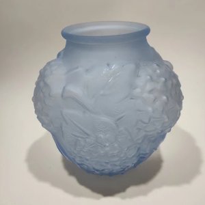 Vase boule en verre dépoli bleu, 1930, à décor de fleurs et feuillages en relief