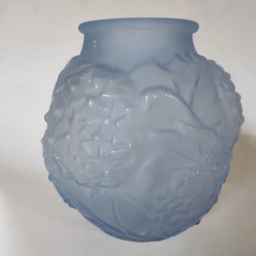 Vase boule en verre dépoli bleu, 1930, à décor de fleurs et feuillages en relief