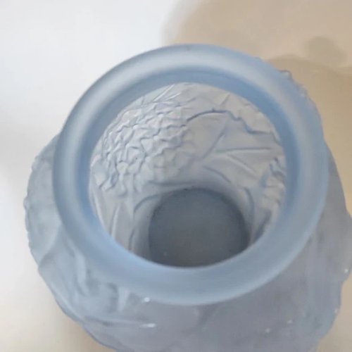 Vase boule en verre dépoli bleu, 1930, à décor de fleurs et feuillages en relief