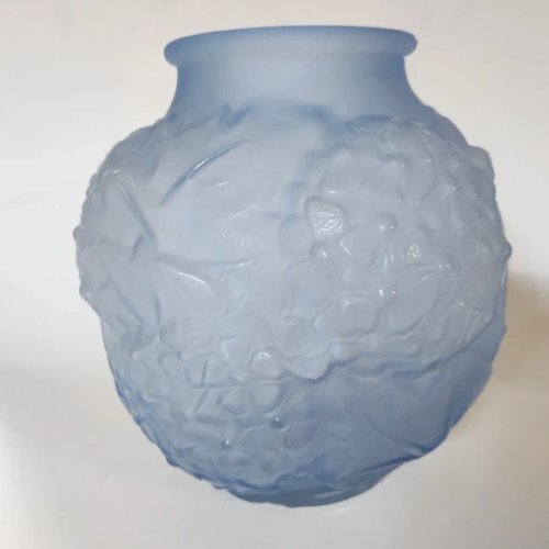 Vase boule en verre dépoli bleu, 1930, à décor de fleurs et feuillages en relief