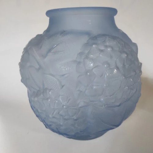 Vase boule en verre dépoli bleu, 1930, à décor de fleurs et feuillages en relief