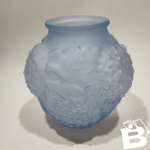 Vase boule en verre dépoli bleu, 1930, à décor de fleurs et feuillages en relief