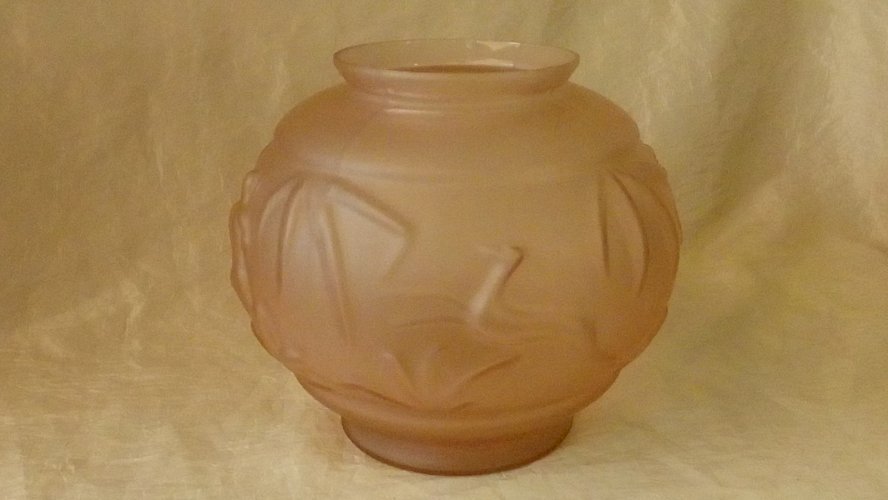 VASE BOULE EN VERRE MOULÉ PRESSÉ DECOR ANTILOPE CHASSEUR A L'ARC ART DECO**