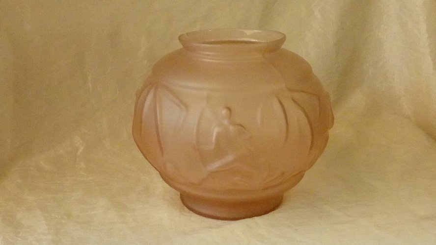 VASE BOULE EN VERRE MOULÉ PRESSÉ DECOR ANTILOPE CHASSEUR A L'ARC ART DECO**